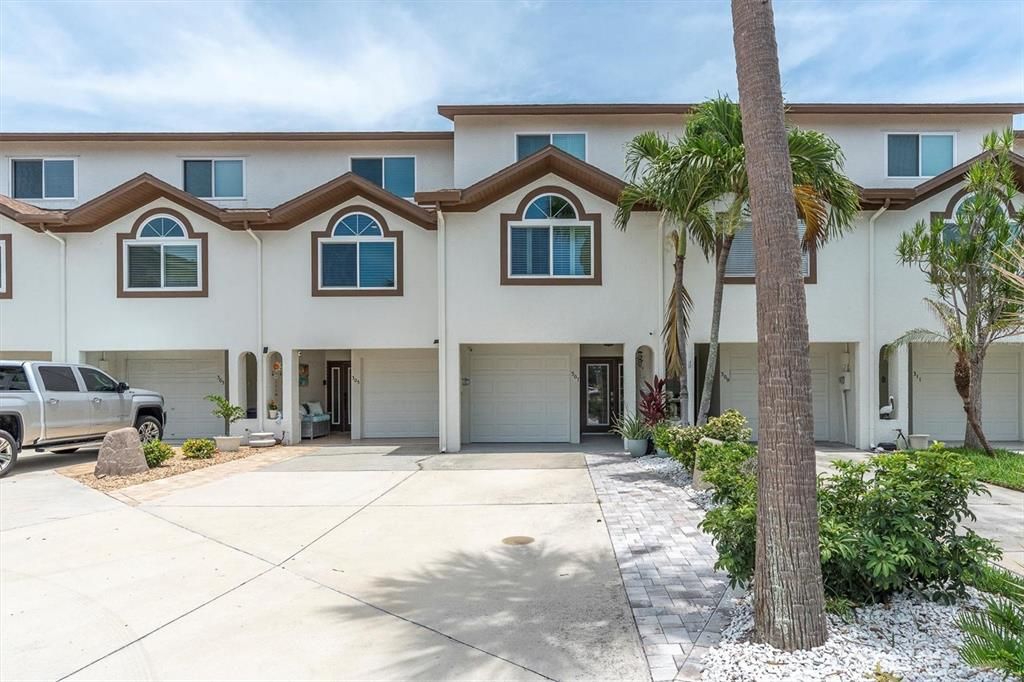 合同活跃: $849,900 (3 贝兹, 3 浴室, 1585 平方英尺)