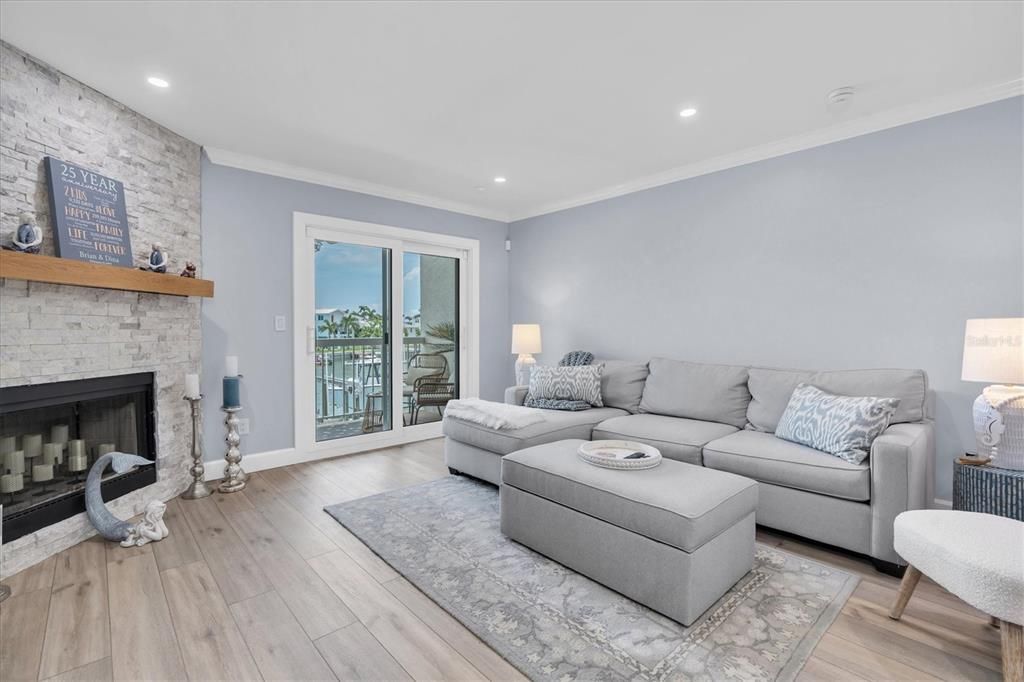 合同活跃: $849,900 (3 贝兹, 3 浴室, 1585 平方英尺)