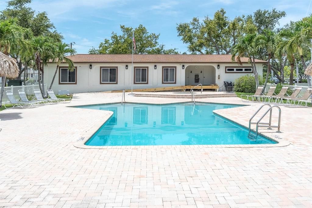 合同活跃: $849,900 (3 贝兹, 3 浴室, 1585 平方英尺)