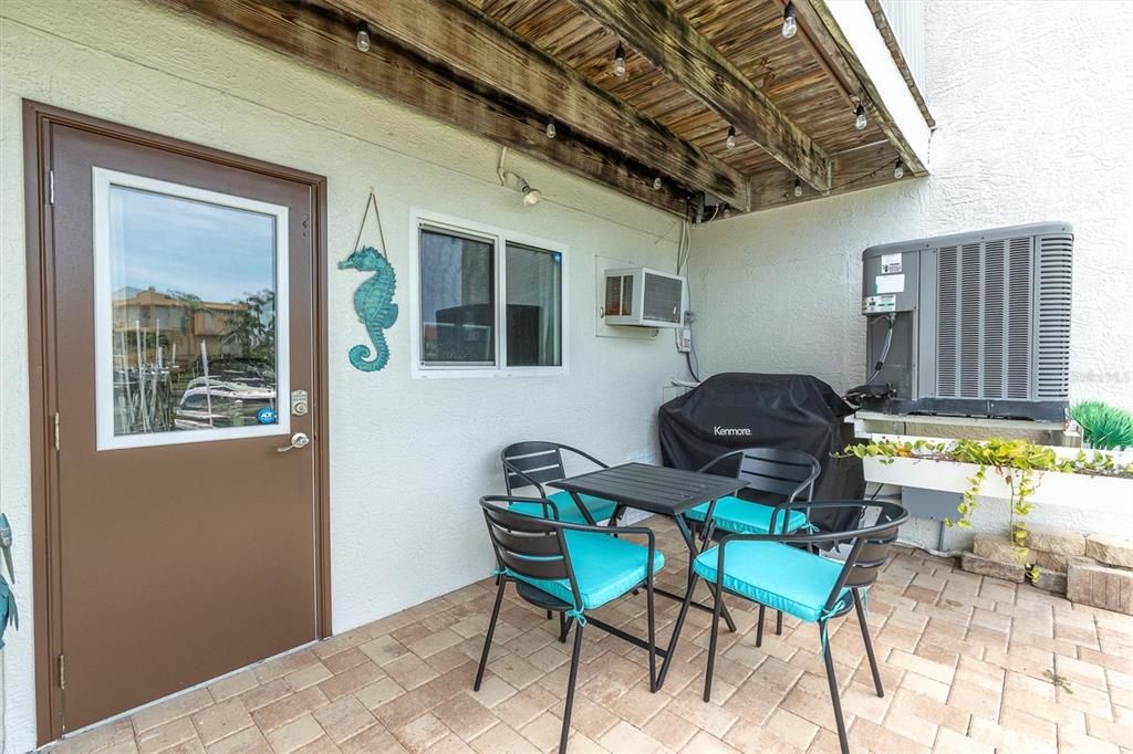 合同活跃: $849,900 (3 贝兹, 3 浴室, 1585 平方英尺)