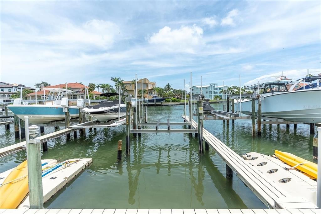 合同活跃: $849,900 (3 贝兹, 3 浴室, 1585 平方英尺)