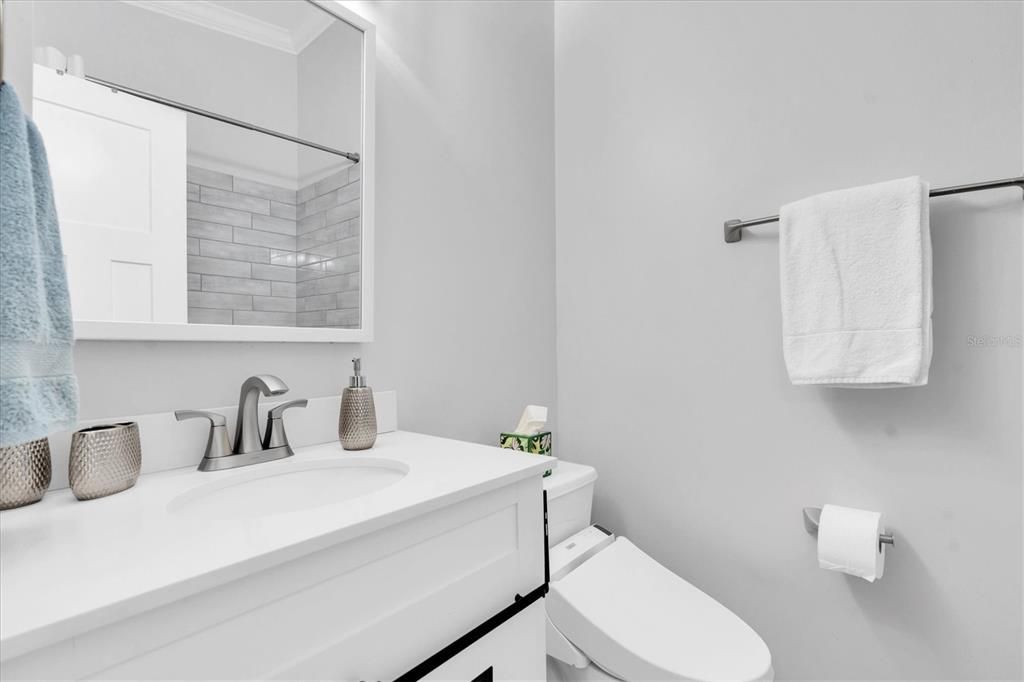 合同活跃: $849,900 (3 贝兹, 3 浴室, 1585 平方英尺)