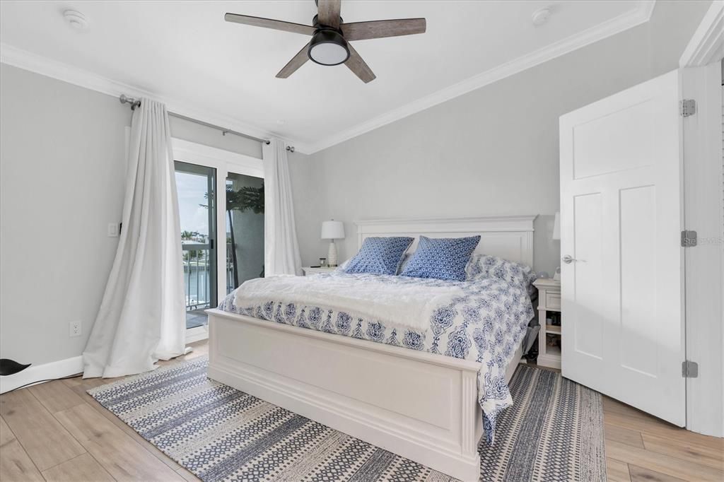 合同活跃: $849,900 (3 贝兹, 3 浴室, 1585 平方英尺)