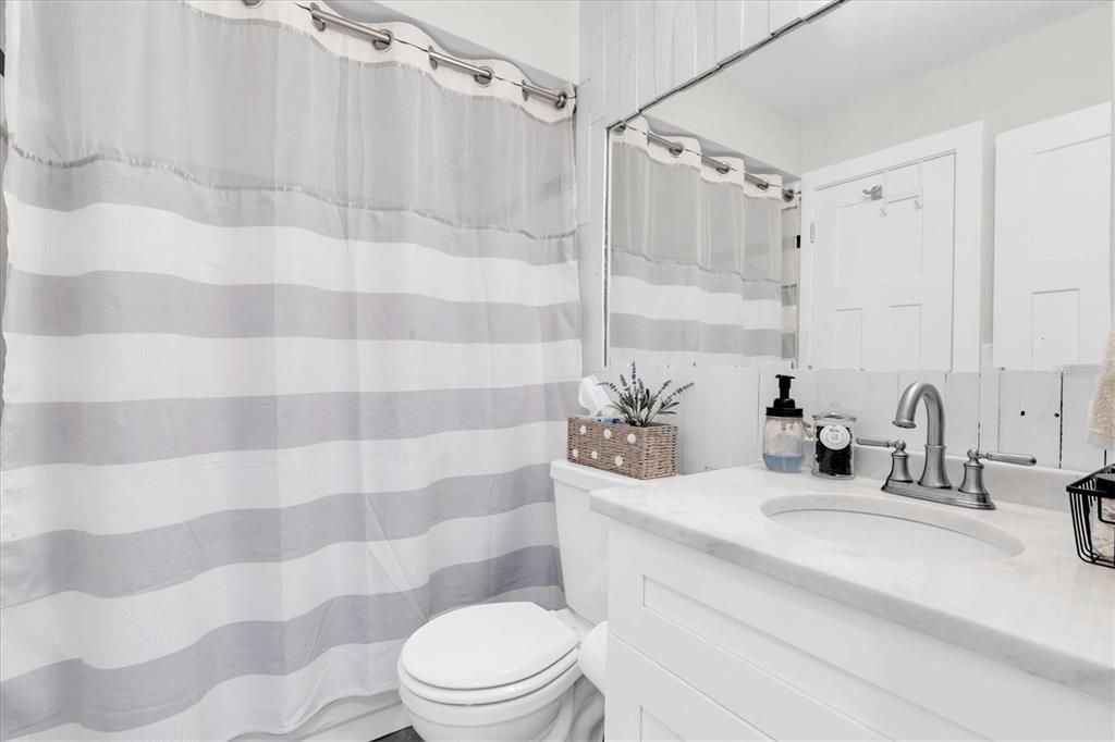 合同活跃: $849,900 (3 贝兹, 3 浴室, 1585 平方英尺)