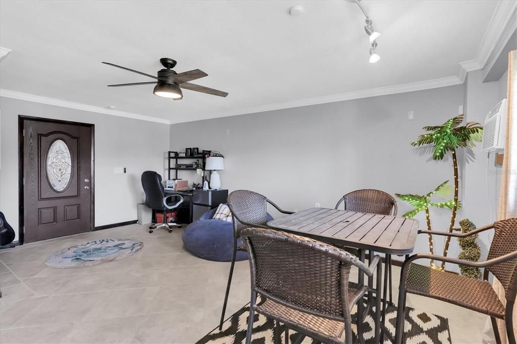 合同活跃: $849,900 (3 贝兹, 3 浴室, 1585 平方英尺)