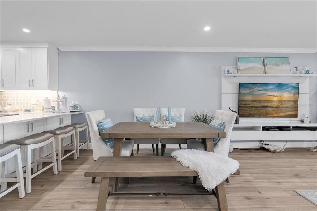 合同活跃: $849,900 (3 贝兹, 3 浴室, 1585 平方英尺)