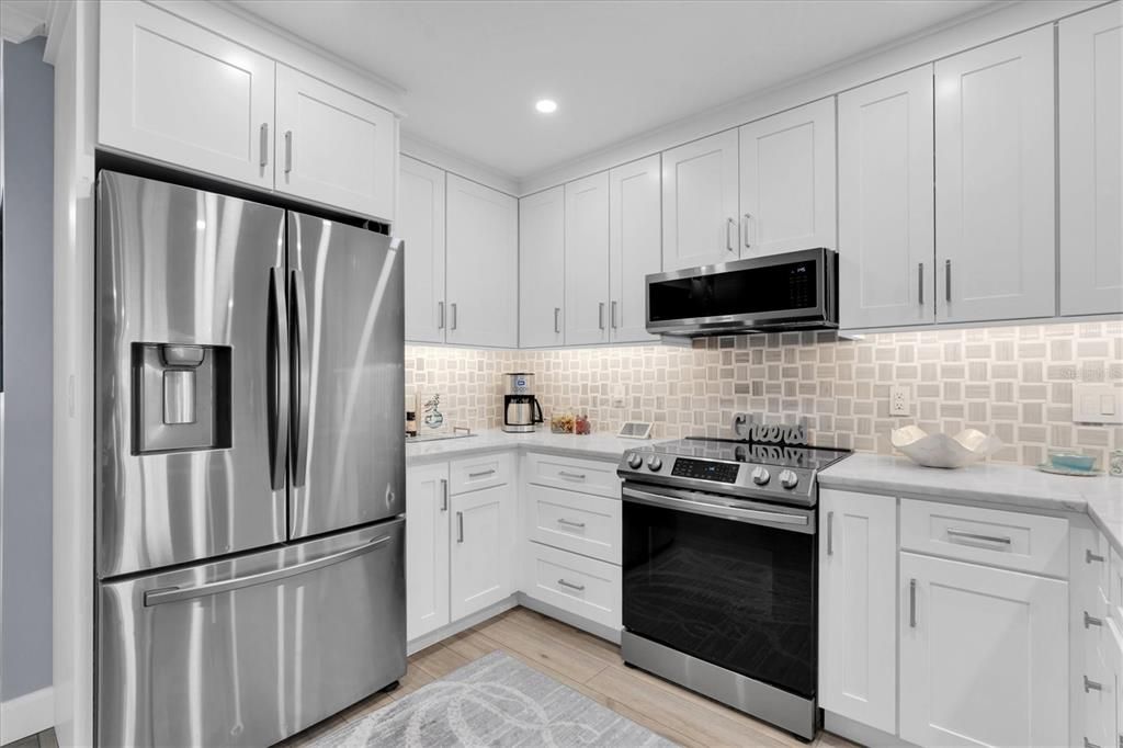 合同活跃: $849,900 (3 贝兹, 3 浴室, 1585 平方英尺)