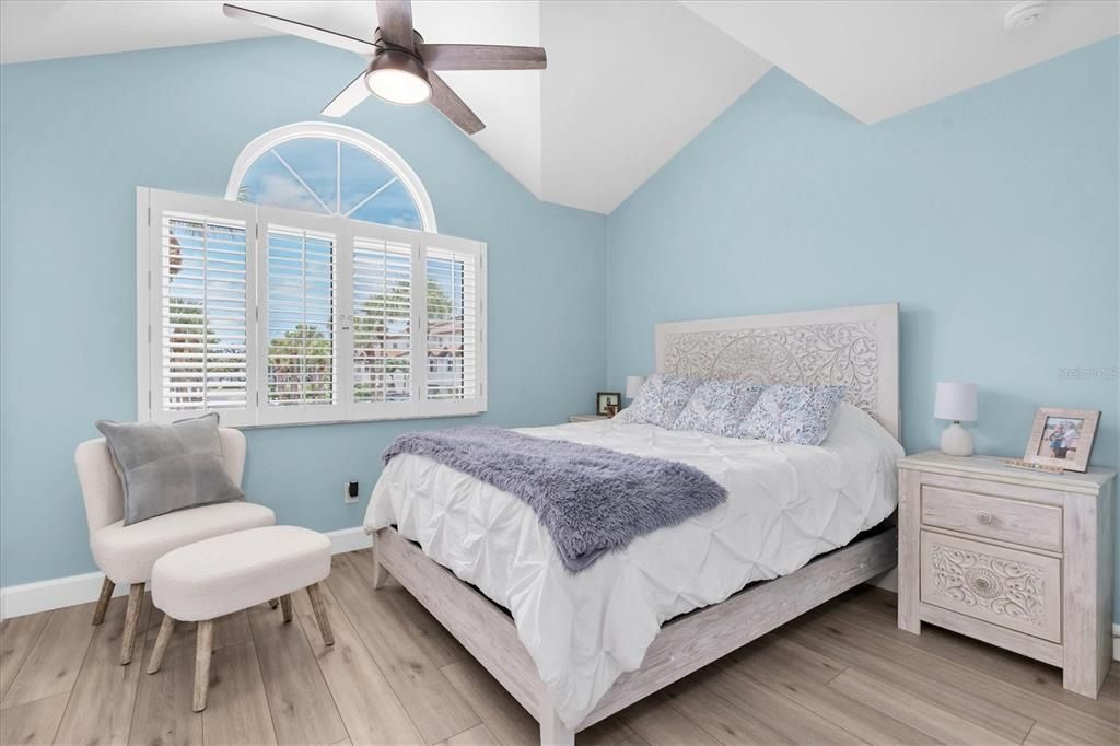 合同活跃: $849,900 (3 贝兹, 3 浴室, 1585 平方英尺)