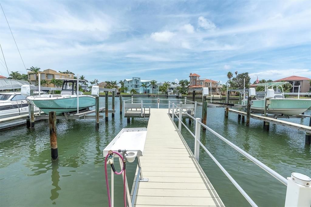 合同活跃: $849,900 (3 贝兹, 3 浴室, 1585 平方英尺)