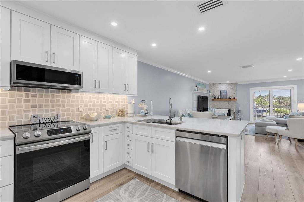 合同活跃: $849,900 (3 贝兹, 3 浴室, 1585 平方英尺)