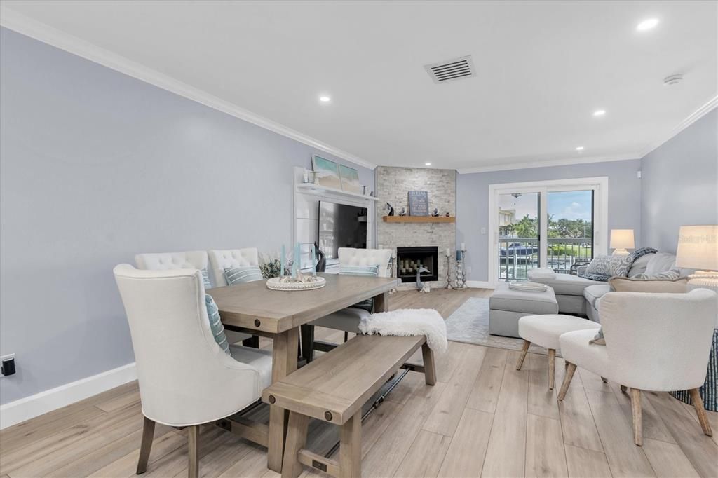 合同活跃: $849,900 (3 贝兹, 3 浴室, 1585 平方英尺)