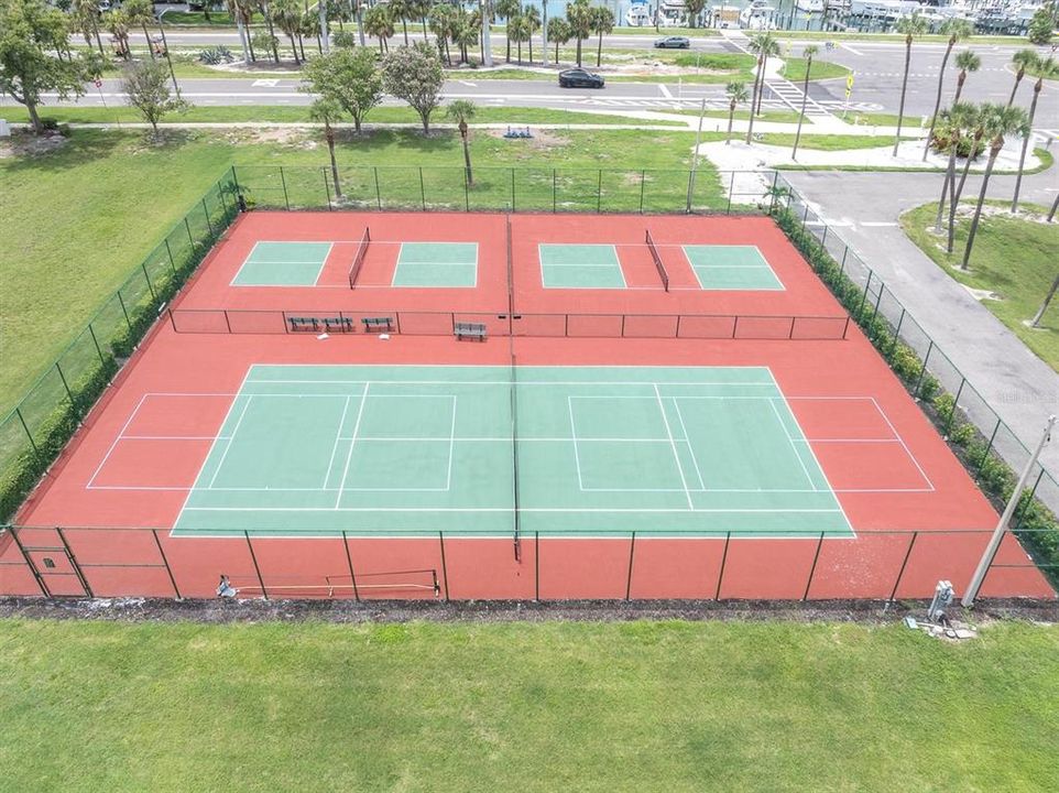 合同活跃: $849,900 (3 贝兹, 3 浴室, 1585 平方英尺)