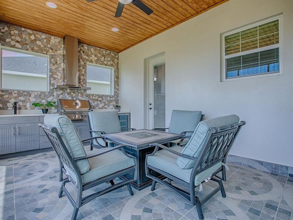 На продажу: $575,000 (4 спален, 2 ванн, 2426 Квадратных фут)