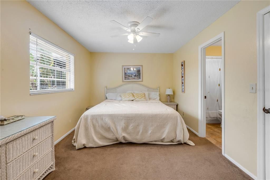 待售: $950,000 (4 贝兹, 0 浴室, 2042 平方英尺)