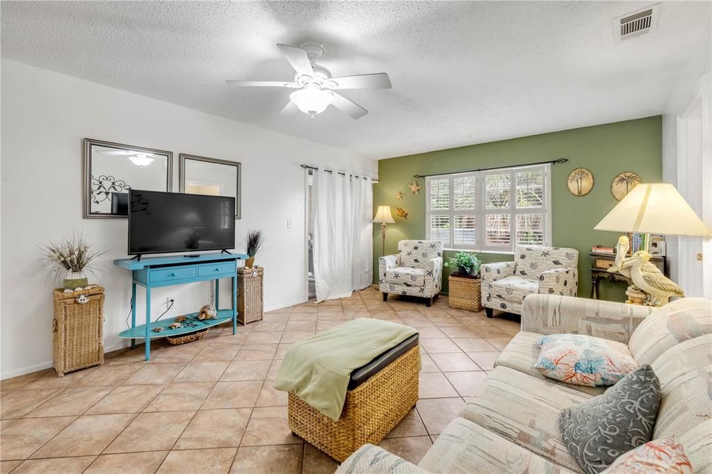 待售: $950,000 (4 贝兹, 0 浴室, 2042 平方英尺)