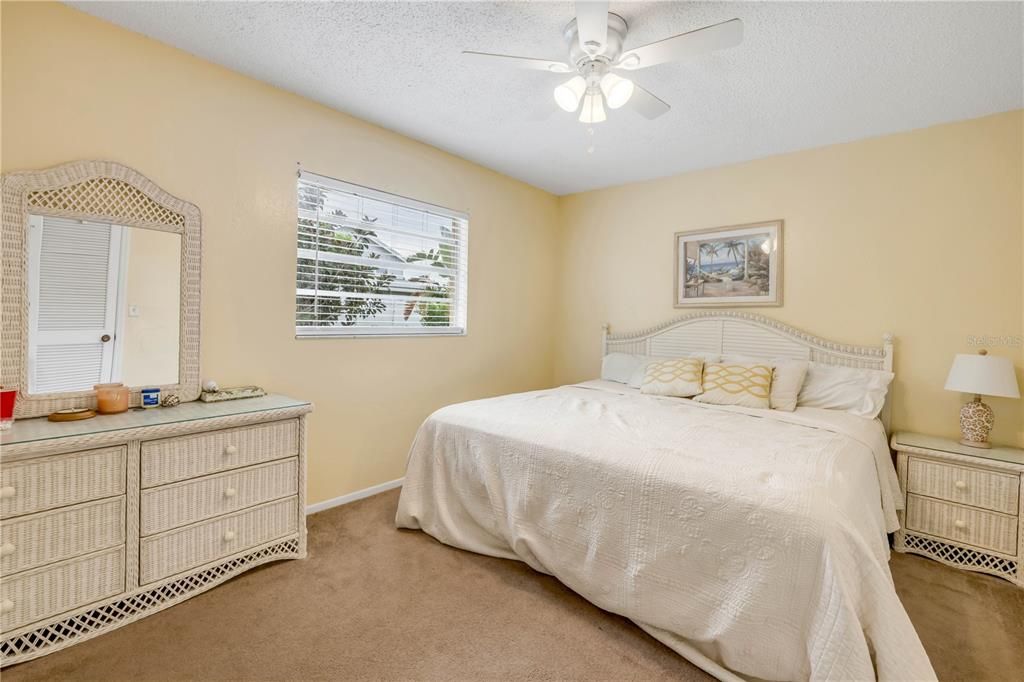 待售: $950,000 (4 贝兹, 0 浴室, 2042 平方英尺)