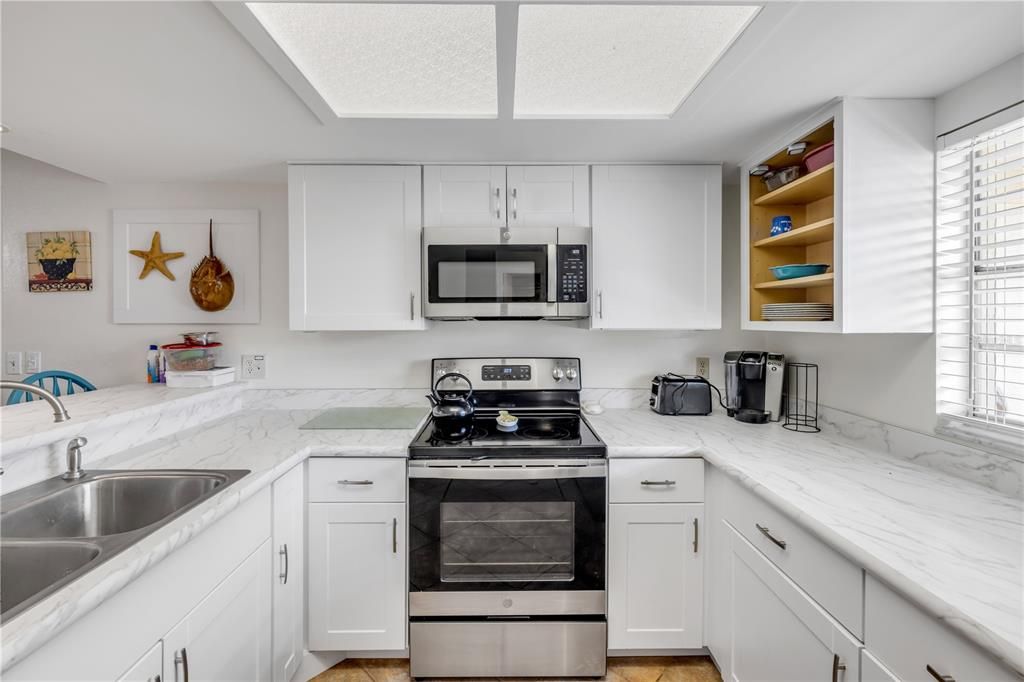 待售: $950,000 (4 贝兹, 0 浴室, 2042 平方英尺)