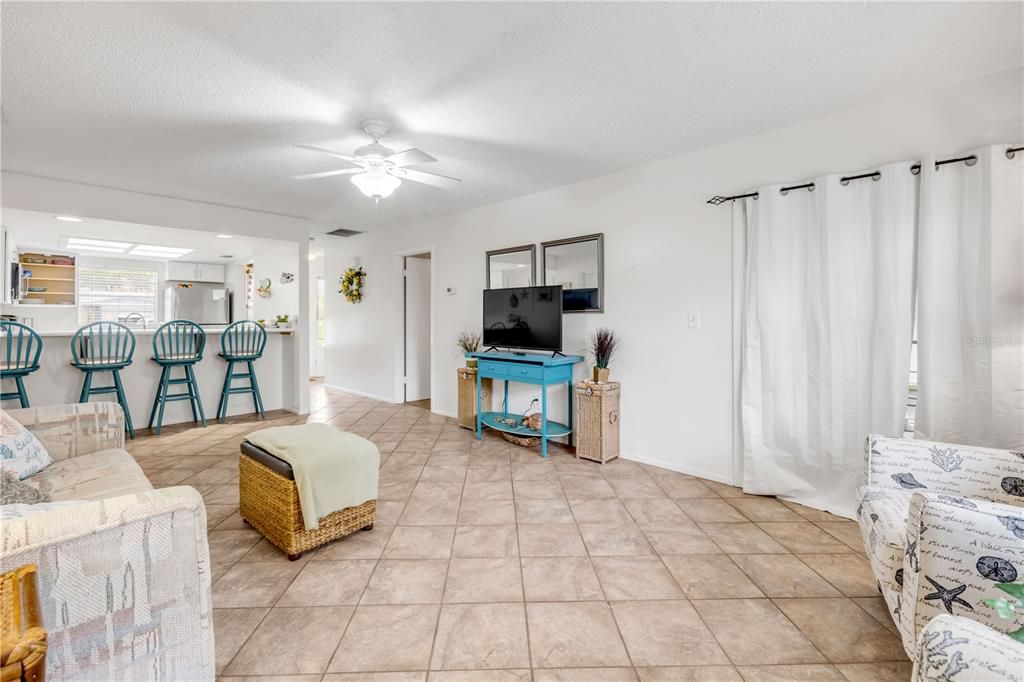 待售: $950,000 (4 贝兹, 0 浴室, 2042 平方英尺)