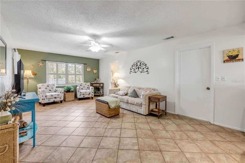 待售: $950,000 (4 贝兹, 0 浴室, 2042 平方英尺)