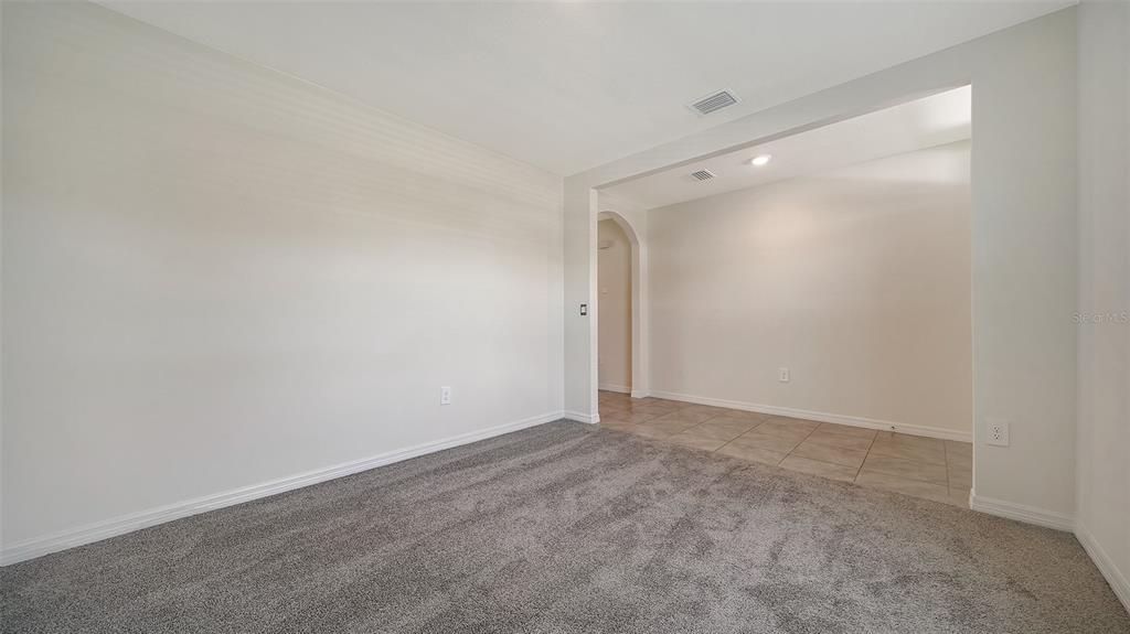 Activo con contrato: $3,250 (5 camas, 3 baños, 2631 Pies cuadrados)