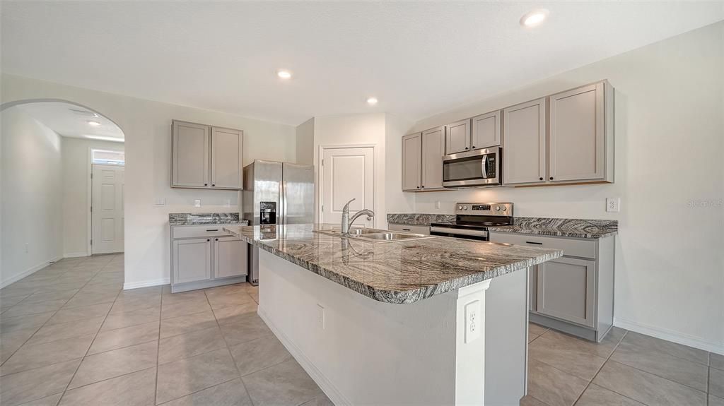 Activo con contrato: $3,250 (5 camas, 3 baños, 2631 Pies cuadrados)