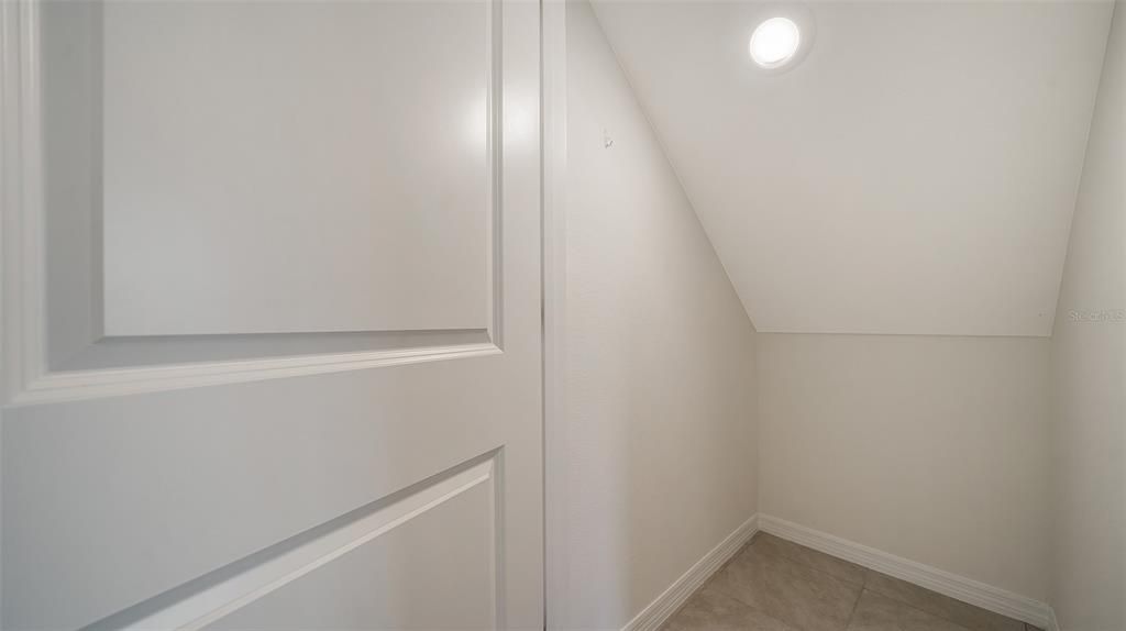 Activo con contrato: $3,250 (5 camas, 3 baños, 2631 Pies cuadrados)