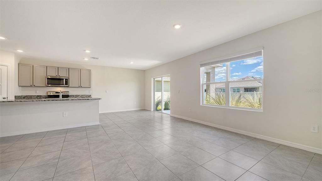 Activo con contrato: $3,250 (5 camas, 3 baños, 2631 Pies cuadrados)