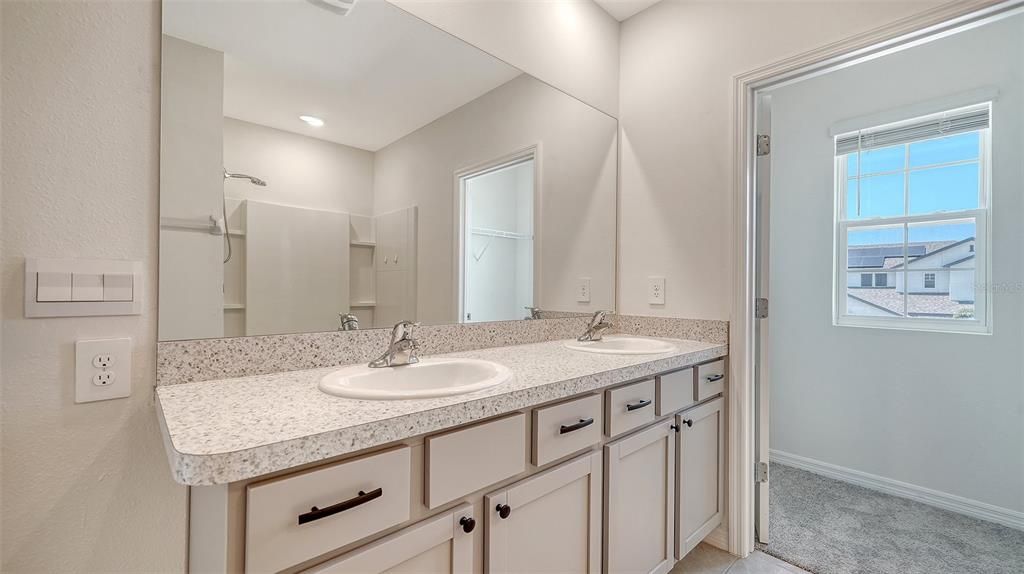 Activo con contrato: $3,250 (5 camas, 3 baños, 2631 Pies cuadrados)