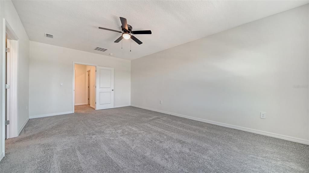 Activo con contrato: $3,250 (5 camas, 3 baños, 2631 Pies cuadrados)