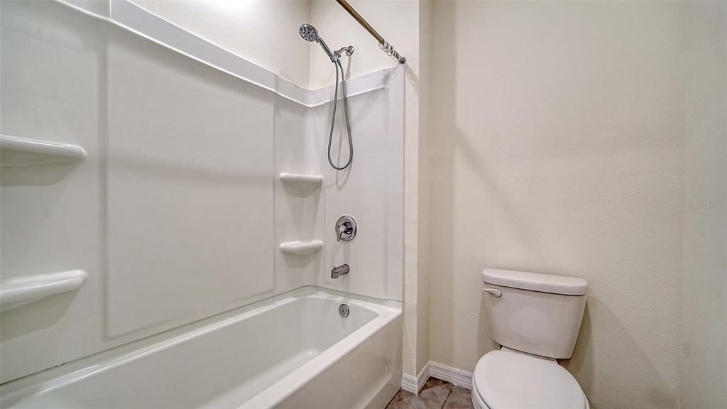 Activo con contrato: $3,250 (5 camas, 3 baños, 2631 Pies cuadrados)