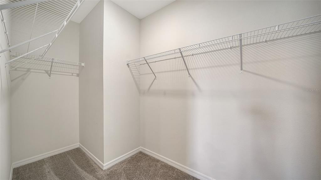 Activo con contrato: $3,250 (5 camas, 3 baños, 2631 Pies cuadrados)