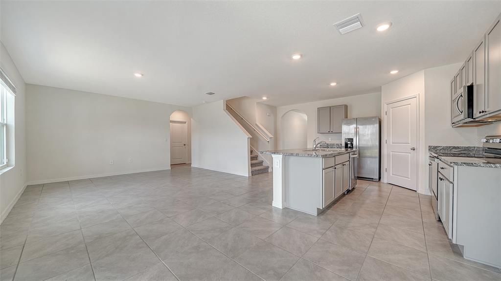 Activo con contrato: $3,250 (5 camas, 3 baños, 2631 Pies cuadrados)