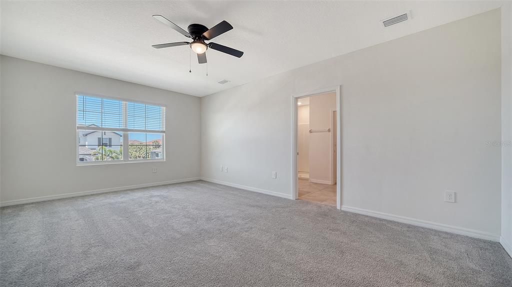 Activo con contrato: $3,250 (5 camas, 3 baños, 2631 Pies cuadrados)