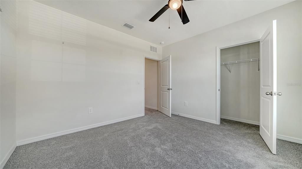 Activo con contrato: $3,250 (5 camas, 3 baños, 2631 Pies cuadrados)