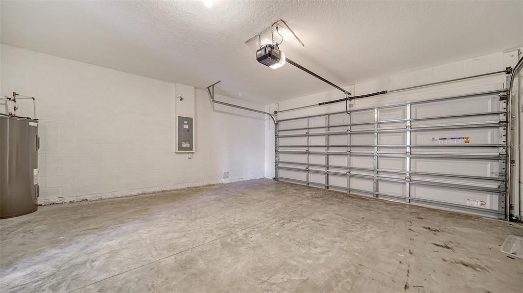 Activo con contrato: $3,250 (5 camas, 3 baños, 2631 Pies cuadrados)