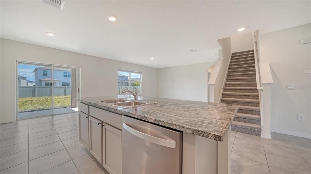 Activo con contrato: $3,250 (5 camas, 3 baños, 2631 Pies cuadrados)