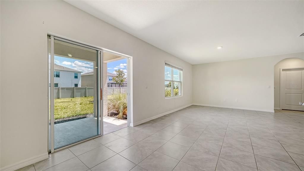 Activo con contrato: $3,250 (5 camas, 3 baños, 2631 Pies cuadrados)