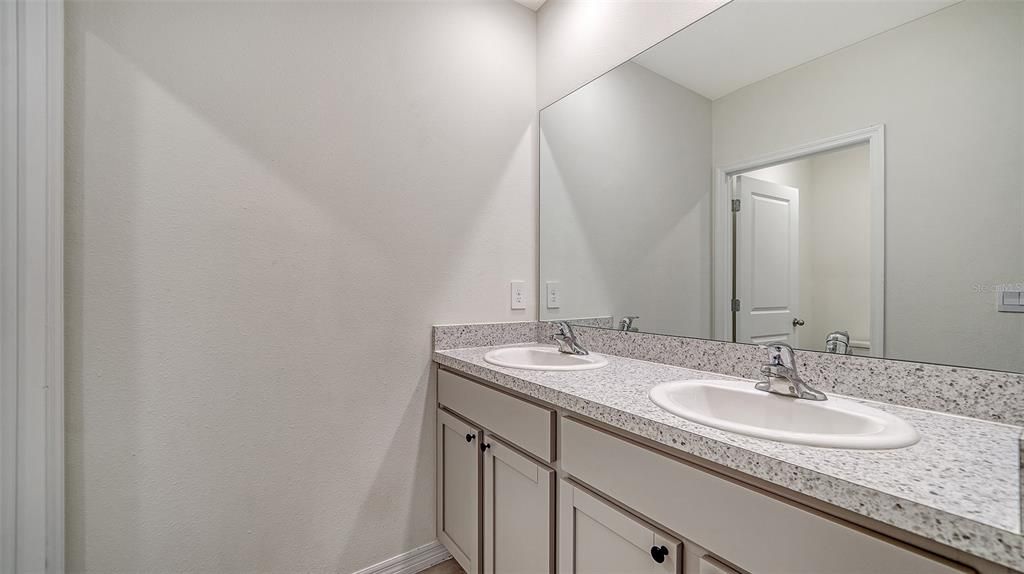 Activo con contrato: $3,250 (5 camas, 3 baños, 2631 Pies cuadrados)