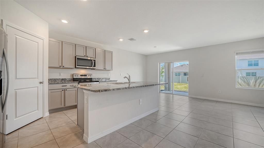 Activo con contrato: $3,250 (5 camas, 3 baños, 2631 Pies cuadrados)