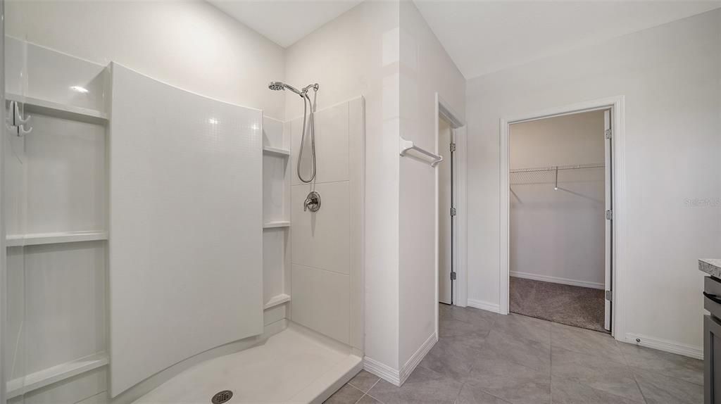 Activo con contrato: $3,250 (5 camas, 3 baños, 2631 Pies cuadrados)