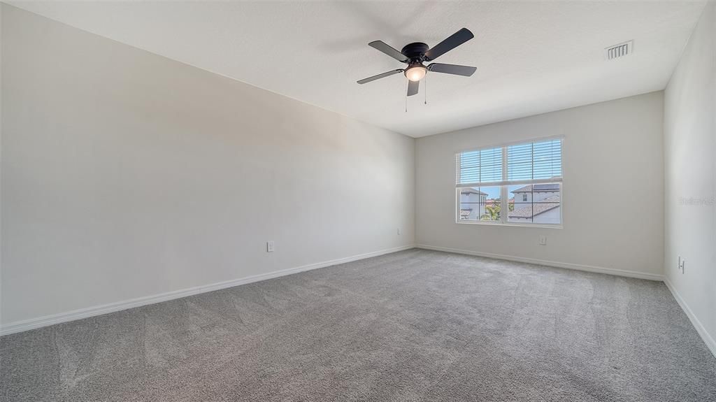 Activo con contrato: $3,250 (5 camas, 3 baños, 2631 Pies cuadrados)