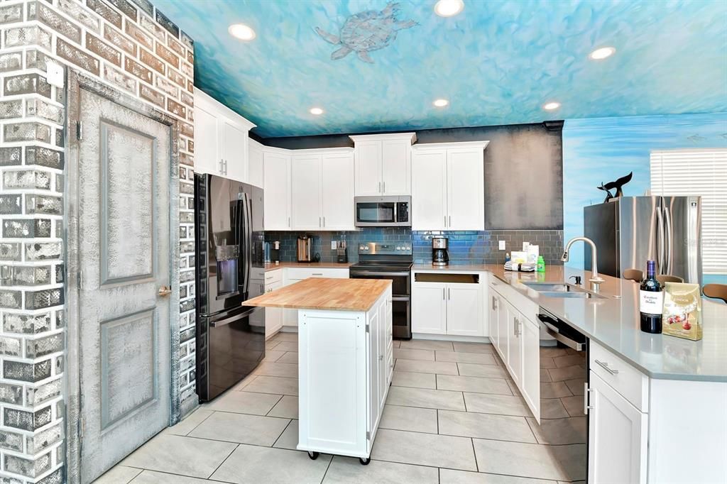 For Sale: $919,000 (9 beds, 5 baths, 4289 Square Feet)