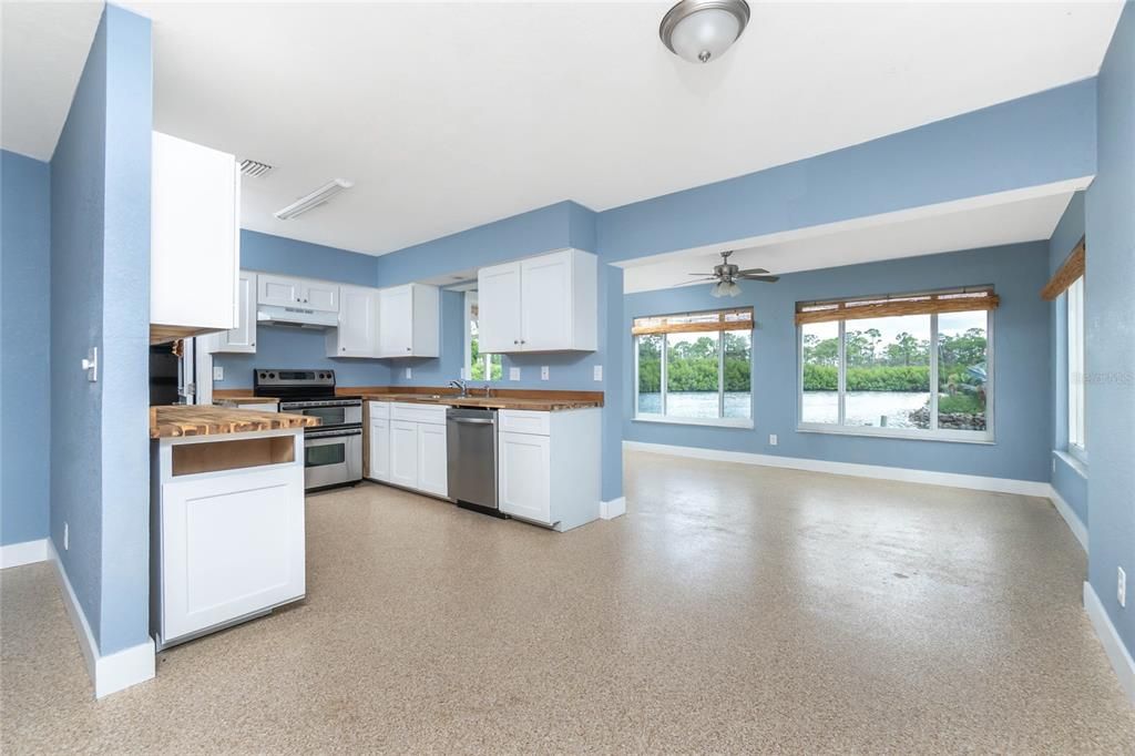 Active With Contract: $349,900 (2 beds, 2 baths, 1134 Square Feet)