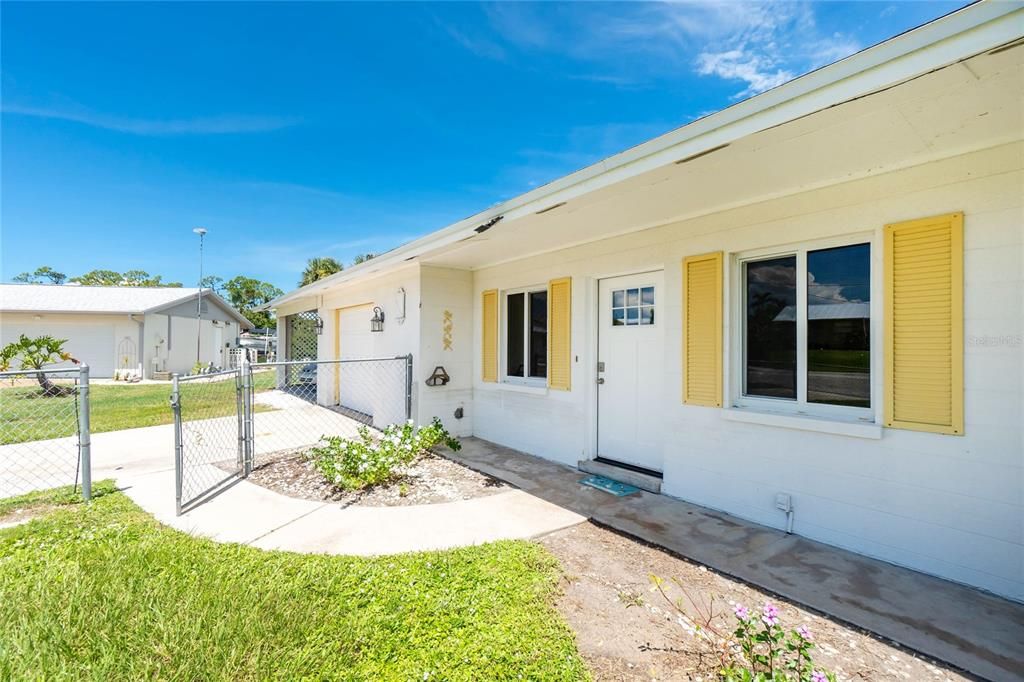 Active With Contract: $349,900 (2 beds, 2 baths, 1134 Square Feet)