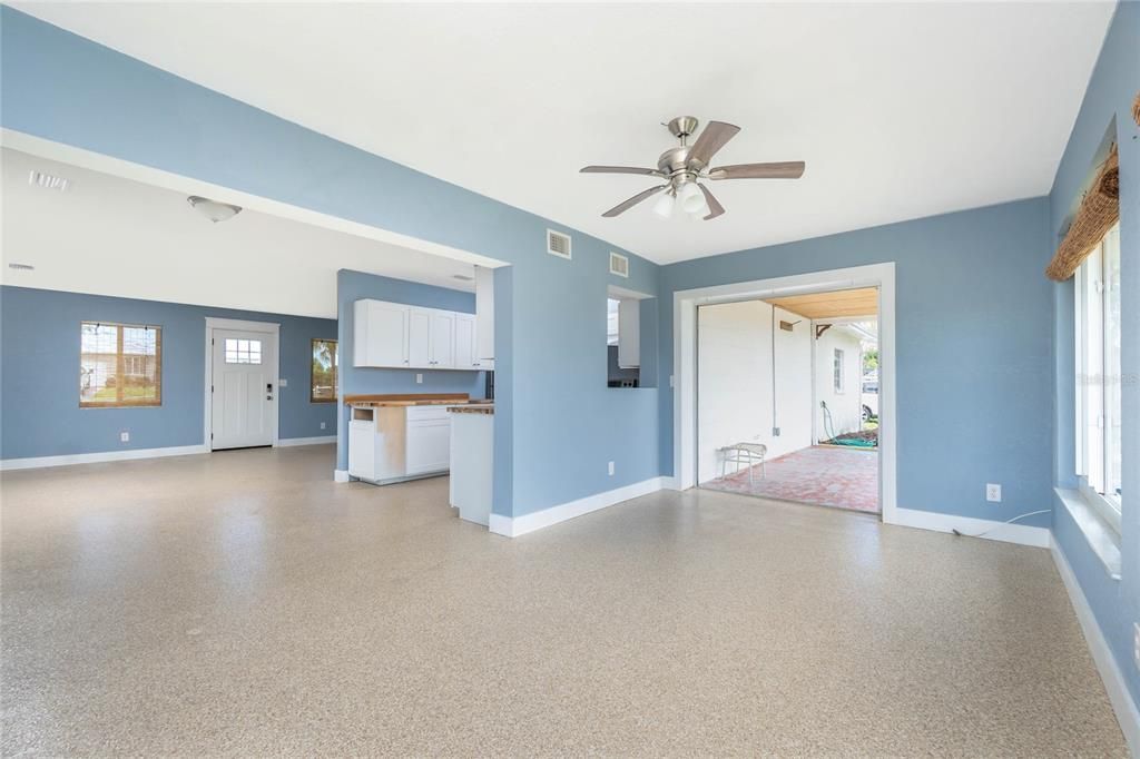 Active With Contract: $349,900 (2 beds, 2 baths, 1134 Square Feet)