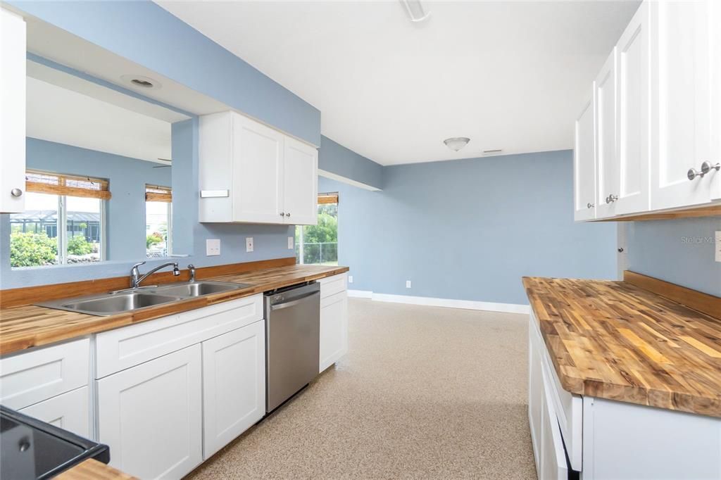 Active With Contract: $349,900 (2 beds, 2 baths, 1134 Square Feet)