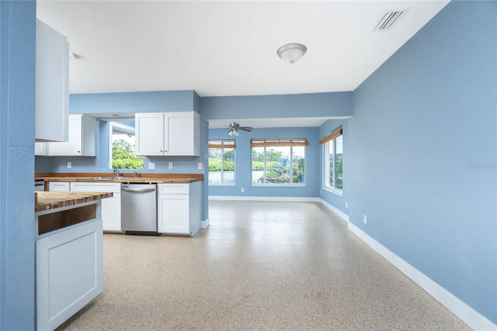 Active With Contract: $349,900 (2 beds, 2 baths, 1134 Square Feet)