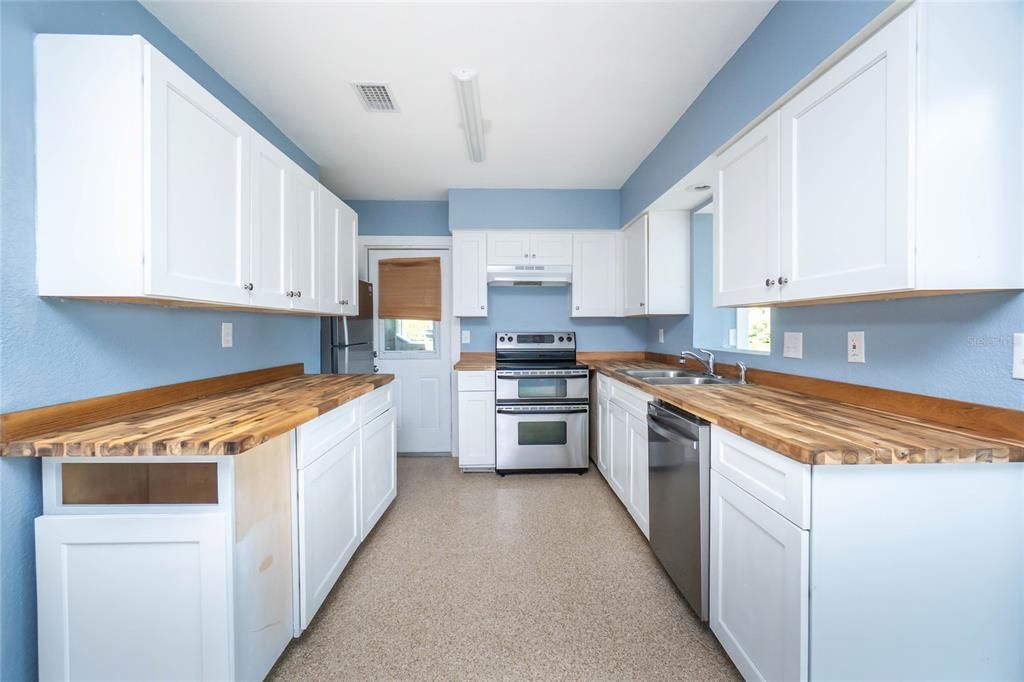 Active With Contract: $349,900 (2 beds, 2 baths, 1134 Square Feet)