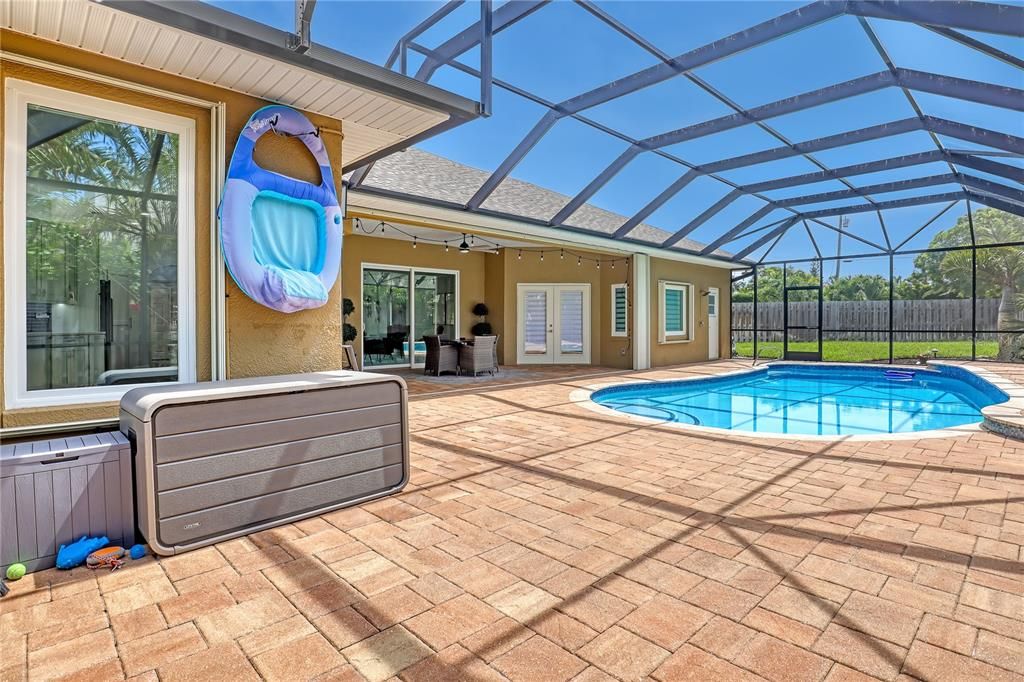 Active With Contract: $977,000 (4 beds, 2 baths, 2463 Square Feet)