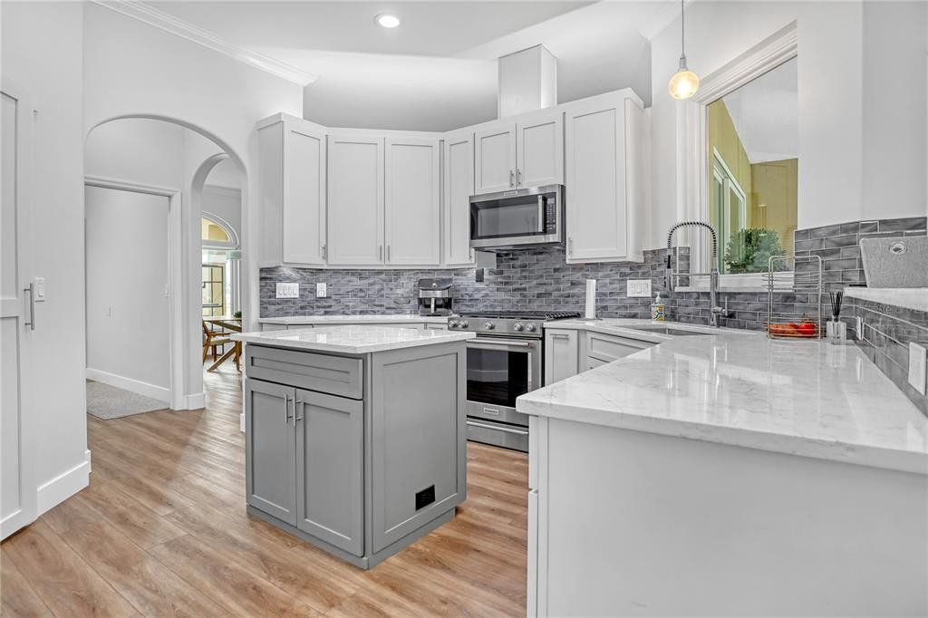 Active With Contract: $977,000 (4 beds, 2 baths, 2463 Square Feet)